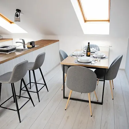 Cozy Modern In The Old Town - Hlavna Street شقة